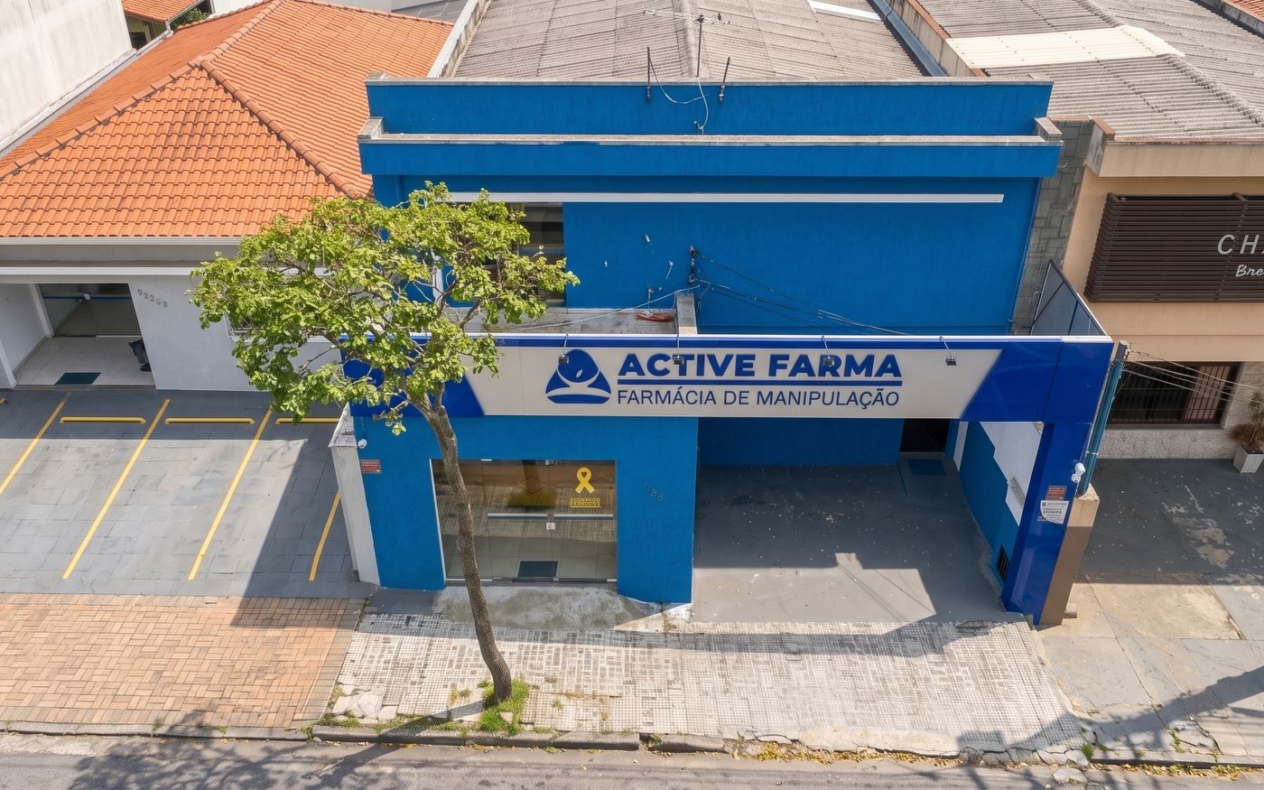 Vista aérea da fachada azul da Active Farma na Rua Independência, Santo André