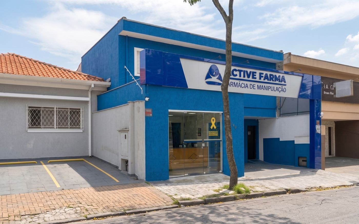 Entrada da Active Farma com estacionamento em frente, em Santo André